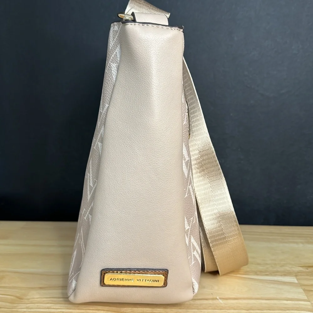 NWT Adrienne Vittadini Serafina Signature Collection Hobo Handbag in Taupe/Cream